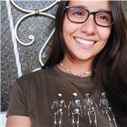Estudiante universitaria ofrece clase de inglés a niños de primaria
